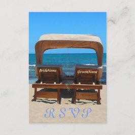 Hochzeitsstühle am Strand in Sand RSVP Karte