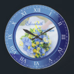 Hochzeitstag-blauer Saphir-römische Ziffern Große Wanduhr<br><div class="desc">Eine reizende Uhr in den blauen Saphirtönen, mit römischen Ziffern. Der Rahmen, der als Teil der Uhr arbeitet, ist auch ein Rahmen für Ihre Lieblingshochzeitsphotographie. Behalten Sie das Beispielbild des Blumenblumenstraußes des blauen, gelben und grünen Frühlinges, oder ersetzen Sie es durch Ihr eigenes Bild für volle Personifizierung. Addieren Sie Ihre...</div>