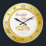 Hochzeitstag-Goldrömische Ziffern kundenspezifisch Große Wanduhr<br><div class="desc">Eine einfache, elegante Uhr in den Goldtönen, mit römischen Ziffern. Der Rahmen, der als Teil der Uhr arbeitet, ist auch ein Rahmen für Ihre Lieblingshochzeitsphotographie. Behalten Sie das Beispielbild eines Paares Gold- und Platinhochzeitsringe, oder ersetzen Sie es durch Ihr eigenes Bild für volle Personifizierung. Addieren Sie Ihre Namen und anderen...</div>