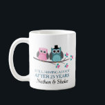 Hochzeitstag Personalisierte Owl Geschenk Tasse<br><div class="desc">Dieses niedliche Eulenpaar mit dem Satz Still Have A Hoot nach 25 Jahren ist eine tolle Geschenkidee für ein 25-jähriges Hochzeitsgeschenk. Personalisieren Sie mit ihren Namen für seine und ihre Tasse,  die zu Ehefrau und Ehemann passen,  und ändern Sie das Datum auf das 50.,  40. oder andere Jahr.</div>