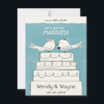 Hochzeitstorte Birds Braut & Bräutigam Save the Da Save The Date<br><div class="desc">Niedliche Weißvögel brächen und küssen auf vier gestaffelten Hochzeitstorten. Eine süße Hochzeit speichern Sie das Datum Ankündigung,  die leicht mit Ihren eigenen Namen und Informationen personalisiert werden kann. Diese Liebesvögel sind Teil einer Hochzeitsthemensammlung von Jenn’s Doodle World.</div>