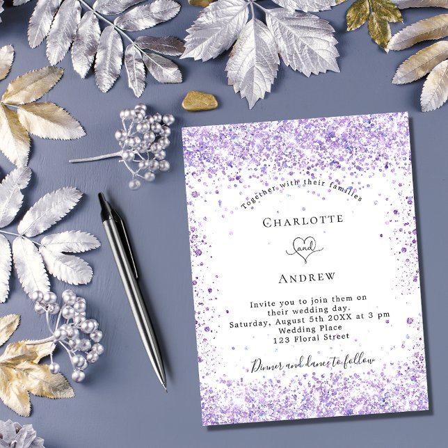 Hochzeitsviolett-Glitzer-Drehbuch weiß elegant Einladungspostkarte (Von Creator hochgeladen)
