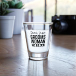 Hochzeitsvorschlag Groomswoman Shot Glass Schnapsglas<br><div class="desc">Was ist schöner,  als deine Groomsfrau zu deiner Hochzeitsfeier fragen,  als ihr ein personalisiertes Scheiben zu besorgen. Fügen Sie einfach ihren Namen und Ihr Hochzeitsdatum hinzu</div>