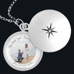 Hochzeitsvorschlag Verlobung Foto Sake Medaillon<br><div class="desc">Stilvolle romantische Foto-Sake-Lounge des Tages,  an dem Ihr Partner die Frage gestellt hat. Personalisieren Sie mit Foto,  Datum und aussagekräftiger Nachricht.</div>