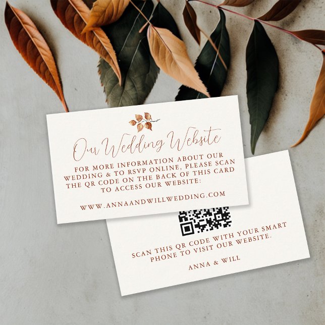 Hochzeitswebsite QR-Code-Herbstlaube Hochzeiten Begleitkarte (Wedding Website QR Code Fall Autumn Leaves Terracotta Burnt Orange Modern Calligraphy Sophisticated)