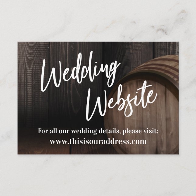 Hochzeitswebsite Typografie Wood Barrel Begleitkarte (Vorderseite)