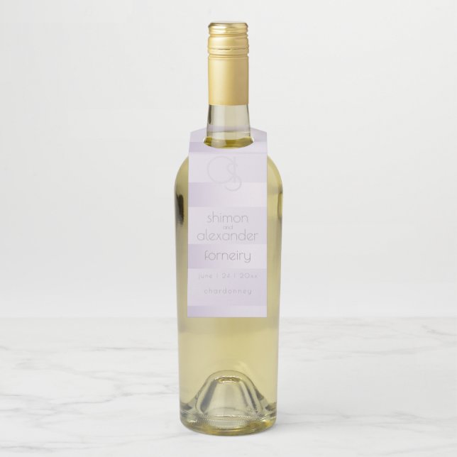 Hochzeitswein | Lilac Shimmer Stripes Monogramm Flaschenanhänger (Auf Flasche)