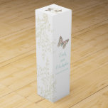Hochzeitswein personalisieren Sie zwei Schmetterli Weinbox<br><div class="desc">Schöne Grafik von zwei Schmetterlingen gemalt Dame mit einem Frack mit einem Blumenwirbel Hochzeitswein in aquamarin, braun, creme, weiß und rosa. Modernes Hochzeitsdesign im Set der Schmetterlinge. Ideal, um Ihre Gäste bei einer Hochzeit als Dankeschön zu verwöhnen, als Geschenk für ein Brautparty oder ein Probe-Dinner zu schenken, Ihre Hochzeitstische zu...</div>