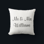Hochzeitsweißkissen "Wir haben" Mit Monogramm Kissen<br><div class="desc">Dieses helle, weiße Kissen sagt: "Mr. and Mrs." mit dem neuen Nachnamen vorne und "We did" mit dem Hochzeitstag des verheirateten Ehepaares auf der Rückseite, was es zu einem großen Akzent Kissen für die Hochzeit Süßigkeiten Tisch und die Zuhause der Neuvermählten nach der Hochzeit. Wenn Sie es in einer anderen...</div>