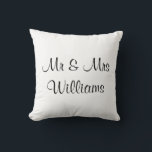 Hochzeitsweißkissen "Wir haben" Mit Monogramm Kissen<br><div class="desc">Dieses helle, weiße Kissen sagt: "Mr. and Mrs." mit dem neuen Nachnamen vorne und "We did" mit dem Hochzeitstag des verheirateten Ehepaares auf der Rückseite, was es zu einem großen Akzent Kissen für die Hochzeit Süßigkeiten Tisch und die Zuhause der Neuvermählten nach der Hochzeit. Wenn Sie es in einer anderen...</div>