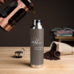 Hochzeitvater des Bride-Geschenks Coole Monogramm Trinkflasche<br><div class="desc">Brautparty Geschenke Vater der Braut Hochzeitsgeschenk Coole Monogramm Tan Edelstahl Wasserflasche. Fügen Sie eine besondere Touch mit einem Dankeschön mit Monogramm Geschenk speziell für den Vater der Braut hinzu. Klicken Sie auf diese Vorlage personalisieren, um sie mit dem Anfangsnamen des Monogramms, dem Familiennamen und dem Heiratsdatum schnell und einfach anzupassen....</div>