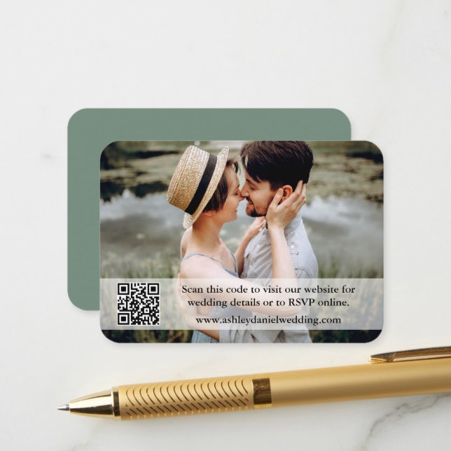 Hochzeitwebsite QR Overlay Foto Sage Green Begleitkarte (Vorderseite/Rückseite Beispiel)