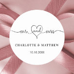 Hochzeitweiliges Herzensskript Runder Aufkleber<br><div class="desc">Ein stilvoller weißer Hintergrund. Herr und Frau. Personalisieren und fügen Sie Ihre Namen und Hochzeitsdatum. Transparenter Hintergrund,  sodass Sie Ihre Hochzeitsmotiv Farbe hinzufügen können.</div>