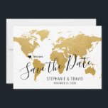Hochzeitziel Weltkarte Gold bewegliches Herz Save The Date<br><div class="desc">Lass deinen Gästen mit dieser wunderschönen Goldweltkarte Save the Date mit dem von einem beweglichen,  editierbaren Herzenmarker markierten Ziel,  von deinem romantischen Hochzeit in Urlaubsort-Datum Bescheid. Bewegen Sie das Herz und geben Sie einen neuen Stadt- oder Ländernamen ein,  um diese goldene World Map Reiseziel Einladung vollständig zu personalisieren.</div>