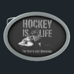 Hockey ist das Leben Ovale Gürtelschnalle<br><div class="desc">Stimmt es, dass Sie nur dann wirklich glücklich sind, wenn Sie Hockey spielen? Ist es alles, woran Sie denken - wenn Sie nicht an Mädchen denken? Ist das einzige Mal, dass du dich lebendig fühlst, die Zeit, die du auf dem Eis bist? Dann ist Hockey das Leben. Die Erholung ist...</div>