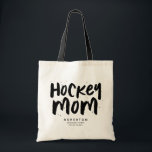 Hockey Mom trendschwarzer Typ personalisiert Tote  Tragetasche<br><div class="desc">Hockey Mom Life! Dieses trendige und stilvolle Tote-Sack-Design eignet sich ideal,  um Ihre Hockey-Mannschaft-Mama-Ausrüstung zu schleppen. Mit Platz für benutzerdefinierten Text können Sie Nachname,  Teamname oder mehr eintragen. Geeignet für Reiseturniere,  Koffer,  Snacks und Ausrüstung für Übungen und Spiele. Auch macht ein tolles Geschenk für Muttertag,  Mama Geburtstag oder Weihnachten!</div>
