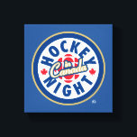 Hockey Night - Logo in Kanada Leinwanddruck<br><div class="desc">Dieses Logo wird seit 1998 verwendet. Die Hockey Night in Kanada ist die Markenbezeichnung für kanadische Fernsehvorführungen der National Hockey League. Während der Name für alle NHL-Sendungen im CBC-Fernsehen verwendet wurde (unabhängig von der Tageszeit), ist die Hockey Night in Kanada in erster Linie mit ihren Saturday Night NHL-Sendungen assoziiert, eine...</div>