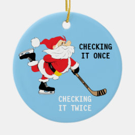 Hockey Santa überprüft es, wenn er es zweimal über Keramikornament