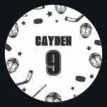 Hockey Schwarz und Weiß Geburtstag Runder Aufkleber<br><div class="desc">Birthday Sticker Schwarz und Weiß Hockey mit Jersey Name und Nummer.</div>
