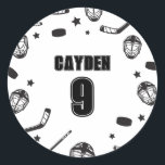 Hockey Schwarz und Weiß Geburtstag Runder Aufkleber<br><div class="desc">Birthday Sticker Schwarz und Weiß Hockey mit Jersey Name und Nummer.</div>
