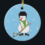 Hockey Snowman Weihnachtsdekor Keramik Ornament<br><div class="desc">Schneemann spielt Hockey Weihnachtsschmuck. Dieser Schneemann hat Hockeystick,  Helm und Skate</div>