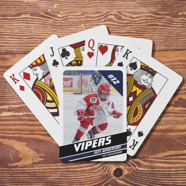 Hockey-Spieler behalten sich vor Spielkarten (Capture ice hockey memories with vibrant white and blue playing cards. Perfect souvenir or gift idea)