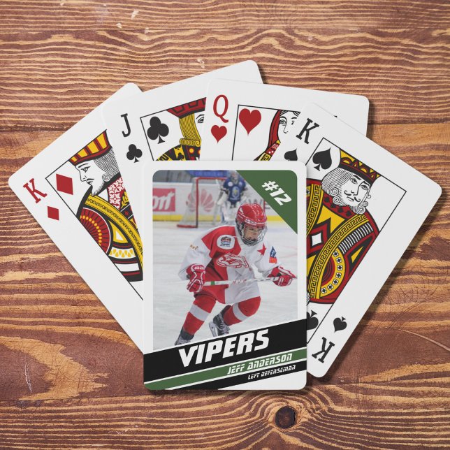 Hockey-Spieler behalten sich vor Spielkarten (Capture ice hockey memories with vibrant white and green playing cards. Perfect souvenir or gift!)