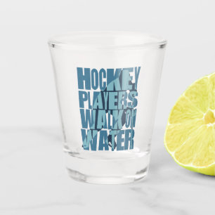 Hockey-Spieler laufen auf Wasser Schnapsglas