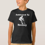 Hockey T-Shirt<br><div class="desc">Dieses lustige Addicted To Hockey Design ist ein großartiges Geschenk für jeden Anlass.</div>