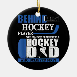 Hockey-Vater, der zuerst an lustigen Eishockey gla Keramik Ornament