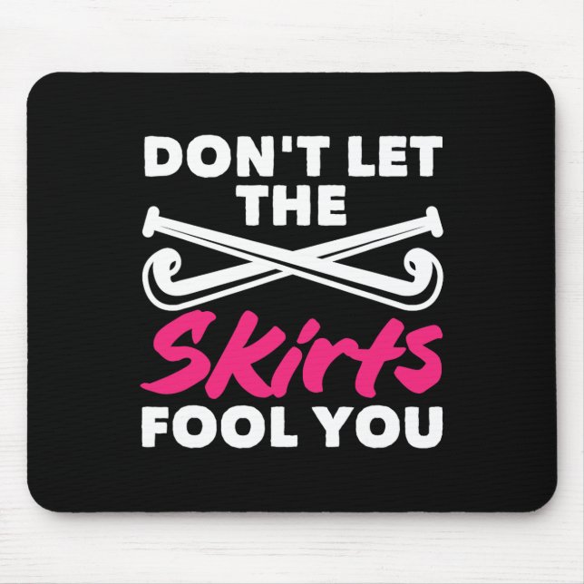 Hockeyspielerin Laß dich von Röcken nicht täuschen Mousepad (Vorne)