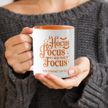 Hocus Pocus Halloween Tasse<br><div class="desc">"Hocus pocus, ich brauche Wein zum Fokussieren (oder starken Kaffee)" Sprichwort in orange auf beiden Seiten einer Kaffeetasse gedruckt, Spaß zu Halloween für Damen oder Herren.</div>