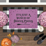 Hocus Pocus Lila Halloween Zitat Fußmatte<br><div class="desc">Erstellen Sie einen magischen Eingang zu Ihrer Zuhause an diesem Halloween mit diesem "Es ist nur ein Haufen Hocus Pocus" Hexe Zitat Türmchen. Dekorative Typografie-Schriftzeichen werden mit spukhaften Schriftrollen,  funkelnden Sternen und einem Hexenbroomstick betont. Das lila und schwarze Farbschema der Orchideen kann geändert werden.</div>