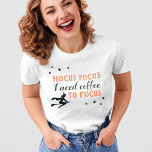 Hocus Pocus Modern Orange und Black Halloween T-Shirt<br><div class="desc">"Hocus Pocus I need coffee to focus" lustige,  maßgeschneiderte Kaffee-T - Shirt für sie zu Halloween präsentiert ein modernes orangefarbenes und schwarzes Typografie-Design mit fliegenden Hexen- und Sternakzenten. Der Frauenstil im kurzen Shirt kann verändert werden.</div>