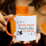Hocus Pocus Modern Orange und Black Halloween Tasse<br><div class="desc">"Hocus Pocus I need coffee to focus" lustige Tasse für Halloween präsentiert ein modernes orangefarbenes und schwarzes Typografie-Design mit fliegenden Hexen- und Sternakzenten.</div>