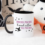 Hocus Pocus Modernes Lila und schwarzes Halloween Tasse<br><div class="desc">"Hocus Pocus I need coffee to focus" lustige Tasse für Halloween präsentiert ein modernes,  dekoratives violettes lila-schwarzes Typografie-Design mit fliegenden Hexen- und Sternakzenten.</div>