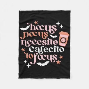 Hocus Pocus Necesito Cafecito zu Halloween C Fleecedecke