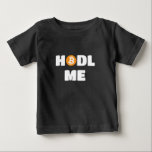 Hodl Me Bitcoin Baby T-shirt<br><div class="desc">Für alle Händler,  Investoren und Fans des Einkaufs Bitcoin,  BTC,  crypto und Blockchain: HODL ME! Das macht Mama und Papa stolz. Satoshi sagt: Hodl.</div>