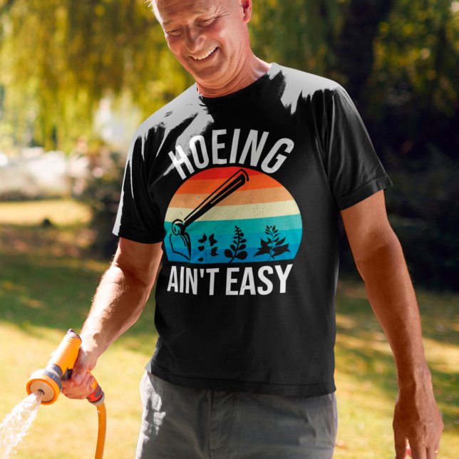 Hoeing Ain't Easy Funny Garening Retro Sunset T-Shirt (Von Creator hochgeladen)