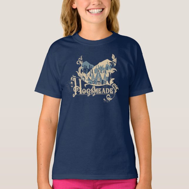 HOGSMEADE™ Vintage Village Graphic T-Shirt (Vorderseite)