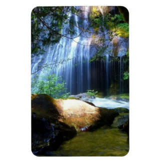 Höhe des surrealen Wasserfalls im Wald. Magnet