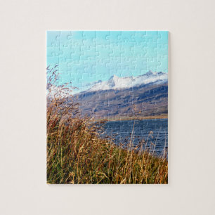 Hohe Gras- und schneebedeckte Bergpuzzle