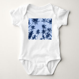 Hohe Palmen, klarer blauer Himmel. Baby Strampler