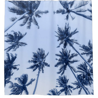 Hohe Palmen, klarer blauer Himmel. Duschvorhang