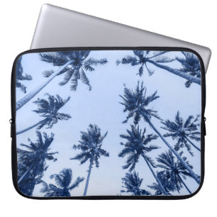 Hohe Palmen, klarer blauer Himmel. Laptopschutzhülle