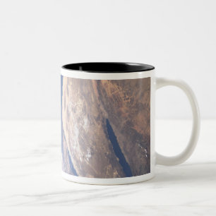 Hohe schiefe Szene Zweifarbige Tasse