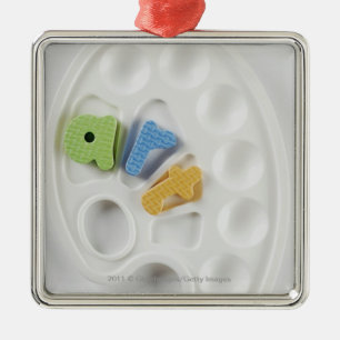Hohe Winkelsicht von Alphabeten auf einer Palette Silbernes Ornament