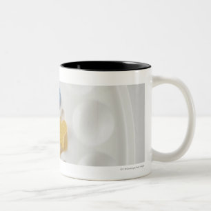 Hohe Winkelsicht von Alphabeten auf einer Palette Zweifarbige Tasse