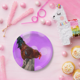 Höhepunkt in Majestät: Rooster on Dreamy Lila Glow Pappteller