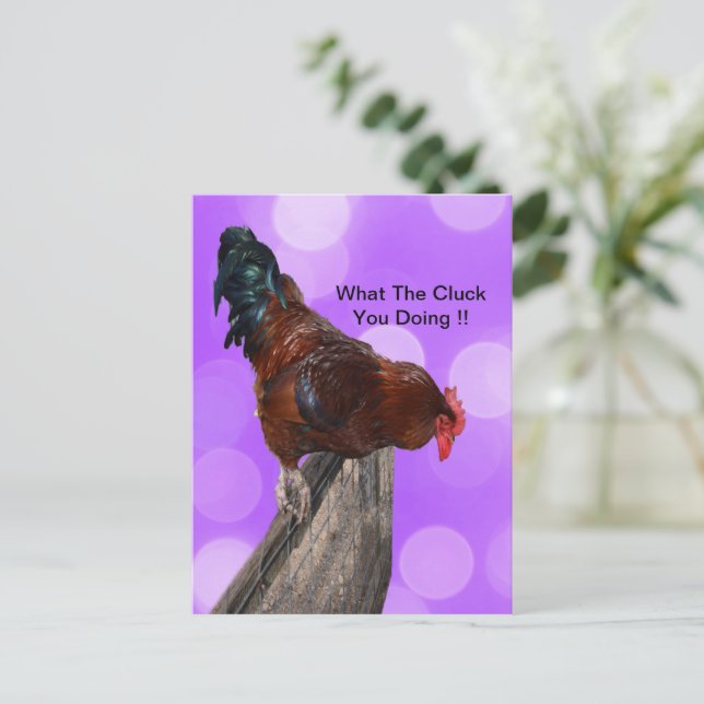 Höhepunkt in Majestät: Rooster on Dreamy Lila Glow Postkarte (Stehend Vorderseite)